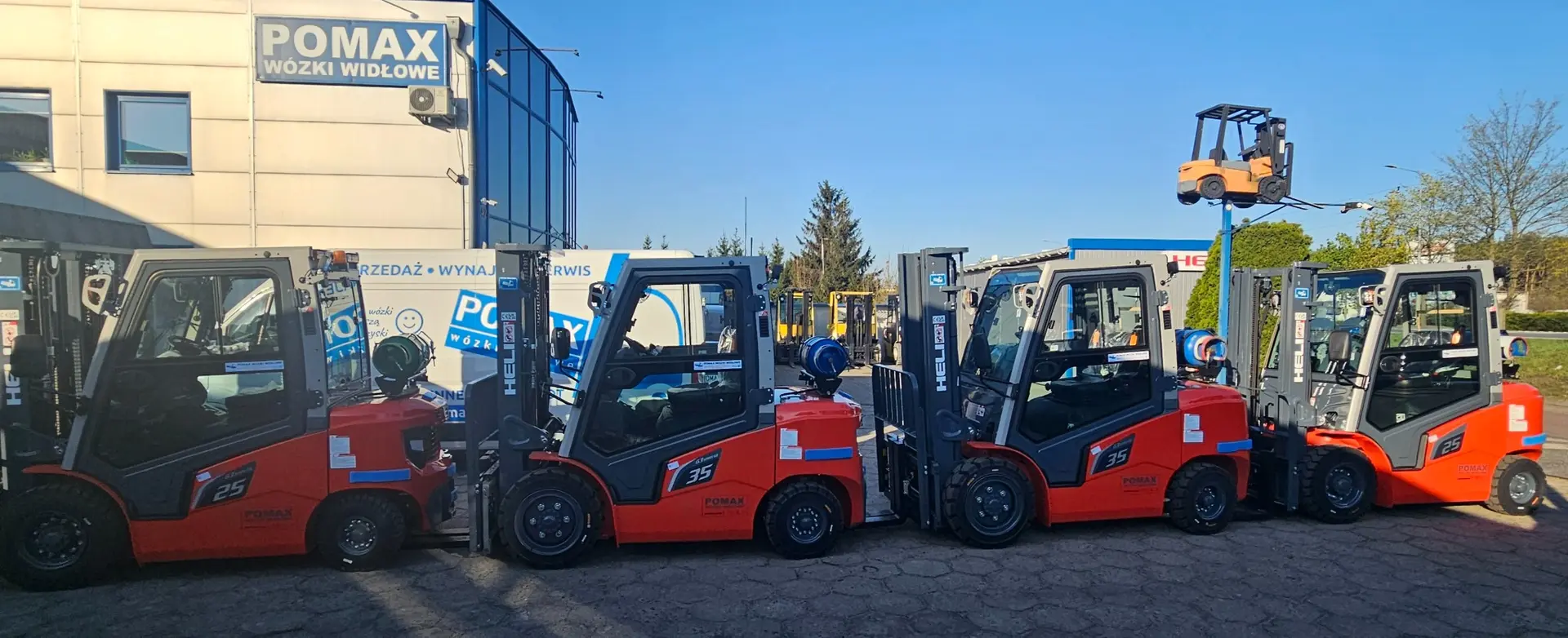 Nowe wózki widłowe HELI przed siedzibą POMAX w Obornikach