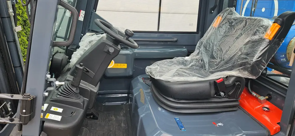 Ergonomiczne wnętrze kabiny HELI 1,8 T